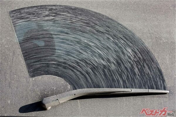 積もった雪や凍った窓にウォッシャー液は効果が薄いが、対向車の跳ね上げた雪などを一瞬で払うにはこれしかない（Александр Беспалый@Adobestock）