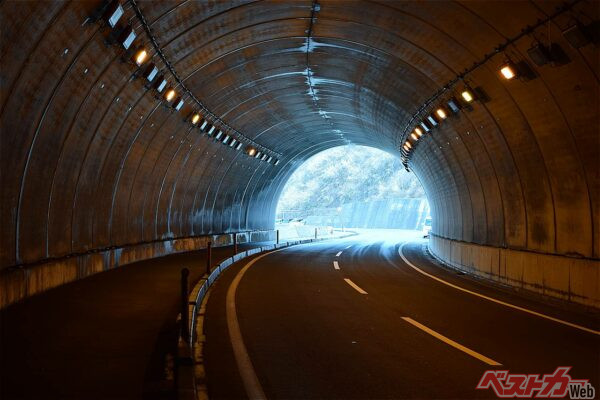 トンネル出入り口などは吹き込んだ雪が凍結しやすいが目視しにくい(FRANK@Adobestock)