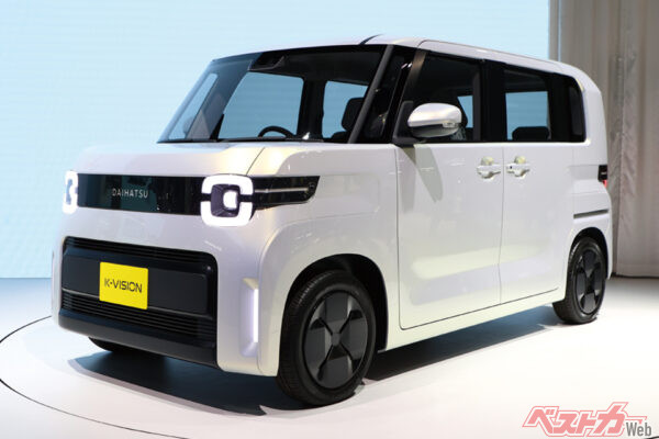 2026年冬デビューのダイハツ K-VISION。100％モーター駆動による静かで力強い走りも可能なストロングハイブリッド。災害時に安心の外部給電機能も搭載