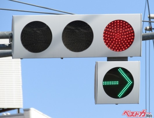 右折矢印信号ではUターンをしていいのか？（写真AC）