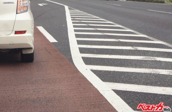 ゼブラゾーンの上は進入禁止じゃないの？（Adobe Stock＠xiaosan）