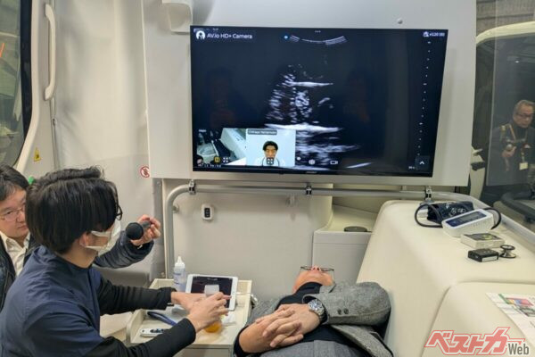 エコー診断を医師にリアルタイムで送る様子が実演された。デモンストレーションであるため、腹部ではなくみかんゼリーを用いた