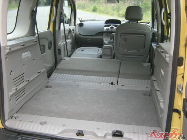 圧倒的な収納力はカングーの大きな魅力。日本仕様のドアはこだわりの観音開き