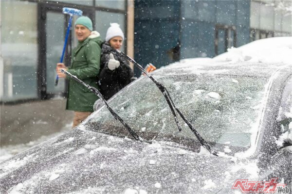 少しの雪ならワイパーは立てないでよい。凍結が心配ならウェスなどを挟んで浮かせよう（Jelena@Adobestock）