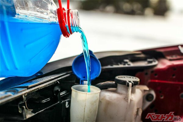 とっさにウォッシャー液がでなければ視界が奪われる（Lubo Ivanko@Adobestock）