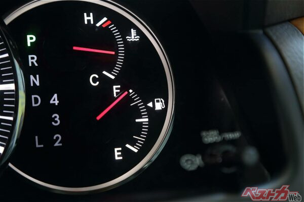 出発前にガソリン残量はしっかりチェック（charnsitr@Adobestock）