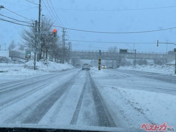 あまり雪の降らない都市部ドライバーが注意したいのが積雪翌朝の凍結だ