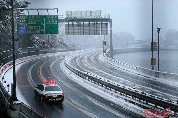 地熱で暖められない高架や橋梁部分は凍結などの事故が起きやすい（Paylessimages@Adobestock）