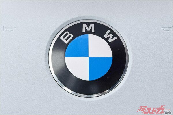 iX3のホーンパッドにある新しいロゴ。どこが変わったか分かる？