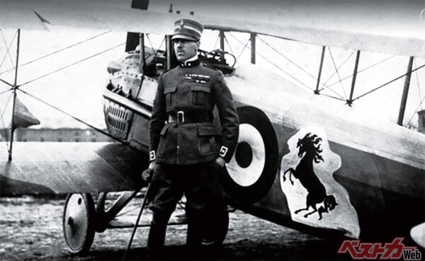 第一次世界大戦のイタリアのエースパイロットであるフランチェスコ・バラッカ。彼の機体のパーソナルマークである跳ね馬がエンツォに託された