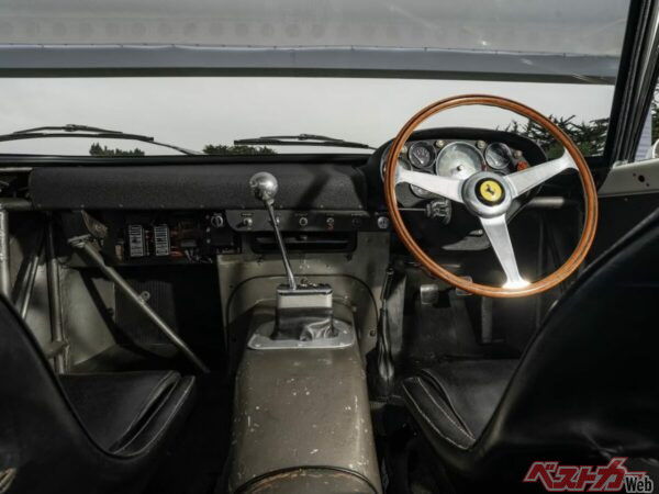 美しく新車のようにレストアされた個体というより、しっかりとオリジナル状態をキープして保存されていたことを感じさせるインテリア。