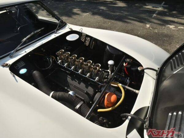 インテリア、エンジンルームなど細部に渡るまでオリジナル度が高く、商品価値も非常に高かった白い250 GTO。