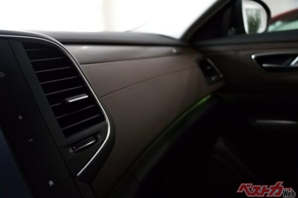 エアコンフィルターはもちろん、ダッシュボードやシートなど車内を掃除することで花粉を落とすのも大事だ（nakedking@Adobe Stock）