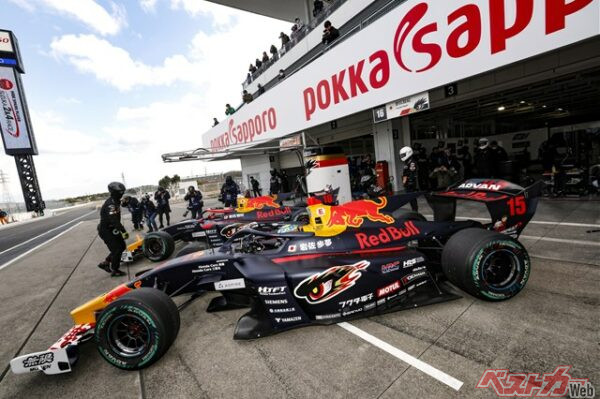 トップカテゴリを走るチームでは、徹底的なメンテナンスが行われている