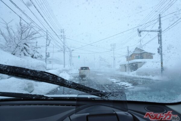 視界ゼロの元凶！　窓を一瞬で曇らせる“NG行為”ワースト6