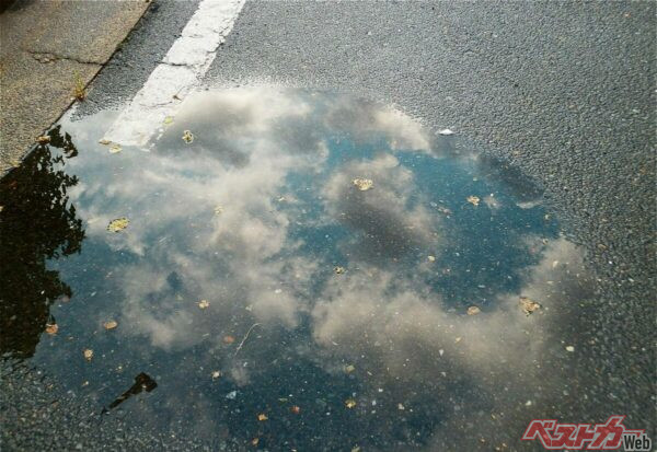 非降雪地では水たまりが凍結して挙動を乱すことも多い（apoptosis@Adobestock）