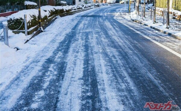 雪が降れば運転にも注意するが、雨が凍った路面は凍結が判別しにくい（k_river@Adobestock）