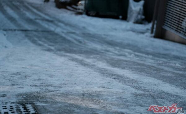 住宅街の日陰の道などは、溶けた雪が再凍結してアイスバーンになりやすい(Matty Tokyo@Adobestock)