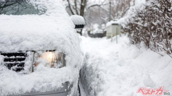 そもそも大雪でクルマのセンサーがふさがってしまったり、LEDの普及でライトまわりの雪が融けなかったりといったことも想定される（suyu@Adobe Stock）