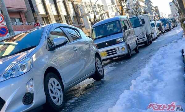 雪が降った当日よりも注意したいのが、実は翌朝から数日後にかけて現れるアイスバーンだ。