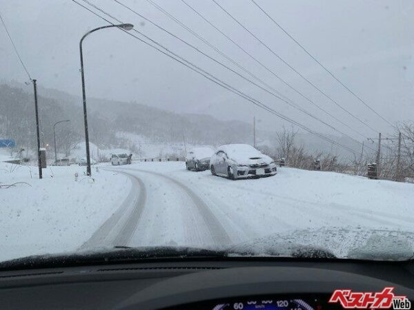 スタッドレスタイヤ装着の4WD車でも下り坂は要注意。止まれないこともある