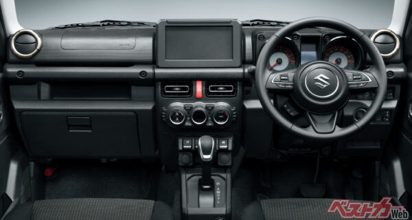 インパネ周りの様子。マルチインフォメーションディスプレイはカラー液晶に