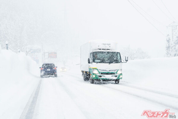 一酸化炭素は無色無臭で気付きにくく、短時間で重篤な症状を引き起こす。車中泊時に内気循環モードを使うのは厳禁で、必ず外気導入にすること(Takahiro@Adobestock)