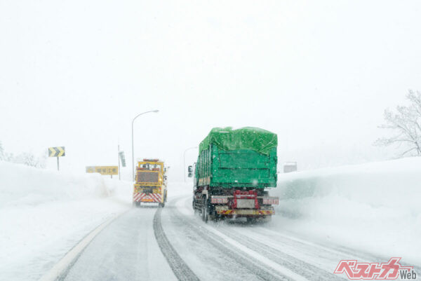 豪雪はいつ、どこで牙をむくかわからない。備えと知識こそが、クルマ社会を生きるドライバー最大の防具なのである(Takahiro@Adobestock)