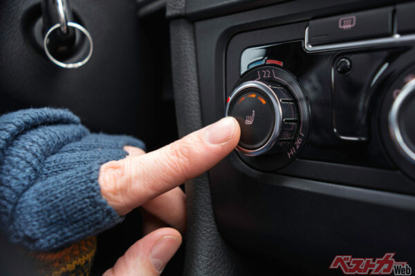 シートヒーターなどを使うのも一つの手だ。もちろん脱ぎやすいが暖かい恰好をするのもいいだろう(SOLDATOOFF@Adobe Stock)