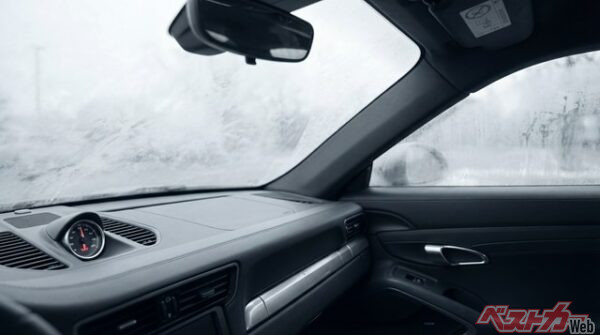 日中が暖かくなり、暦の上では春でも朝夕はまだまだ冷える(Yauhen@Adobe Stock)