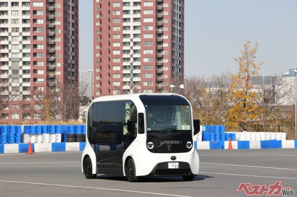 実際にeパレットの走る様子。今後さまざまなカタチのeパレットが各地域に合ったスタイルであなたの街を走るかもしれない