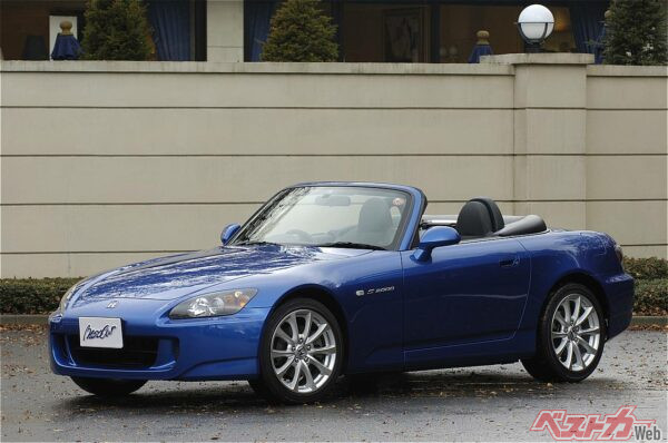 S2000は2005年11月にエンジン排気量を2.2Lに拡大し、低速トルクの細さを補った