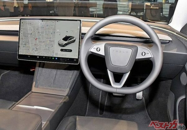 テスラ 新型モデル3のインパネ。ワイパーやウインカーもステアリングスポークのタッチスイッチで操作する