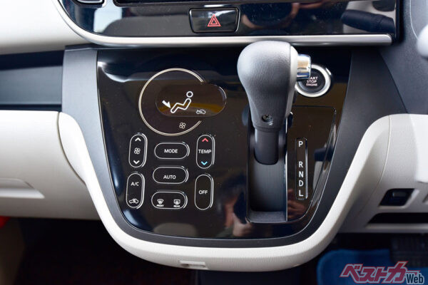 指紋やホコリが目立つピアノブラック内装