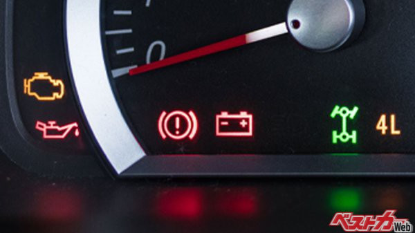 警告音、警告灯もわかりづらい（masahiro＠Adobe Stock）