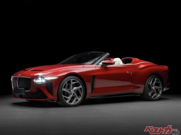 ベントレーが12台だけ生産した2座のスペシャルモデルであるバカラル。新車価格は約3億円〜とアナウンスされていた。
