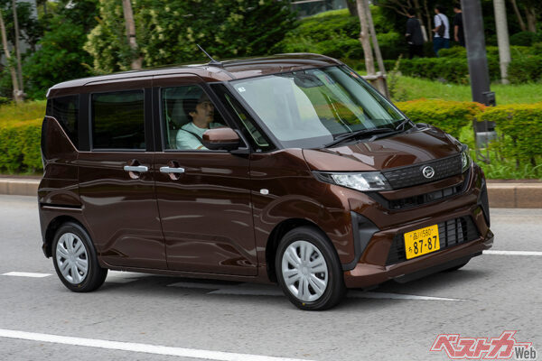 ムーヴは全高1700mm以下のハイトワゴンでありながらスライドドアを採用した点がポイント