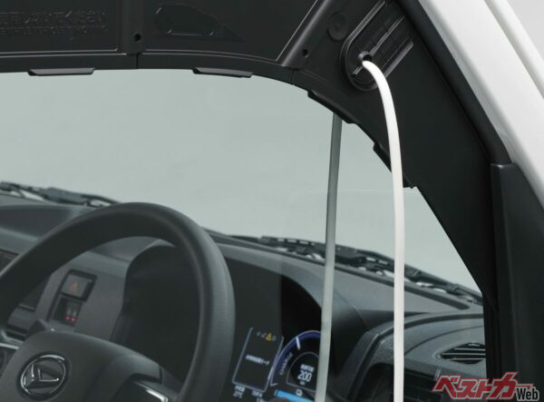 付属の外部給電アタッチメントを使用すれば、フロントドアとドアガラスを閉めた状態でも車外に電源コードを引き出して給電が可能