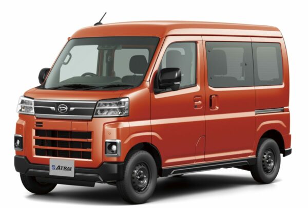 e-アトレーはブラック＆メッキ加飾のグリル、ブラック加飾のバンパー開口部、ブラック＆メッキ加飾のフォグランプがe-ハイゼットカーゴと大きな違い。また両側パワースライドドアやキーフリーシステムを採用するなど装備が充実している