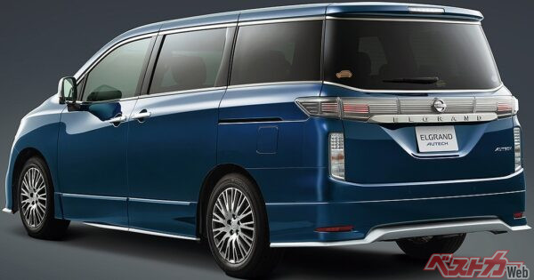 現行型エルグランドAUTECHのサイド〜リアビュー。大柄なAUTECHブルーのボディにシルバー加飾が絶妙にマッチしている