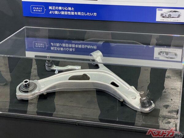 ダイナミック・モーション・パッケージの主な内容は、フロントロアアームへの高剛性ブッシュ採用と、湾曲型のタイロッドエンドだ