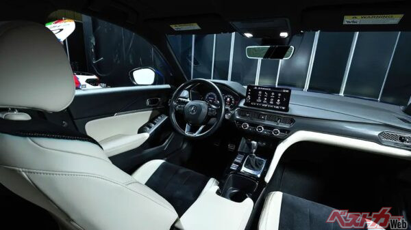 ホワイトレザーを取り入れたインテリアは、走り一辺倒のタイプRとは異なる落ち着いた雰囲気。日常での使いやすさも重視されている