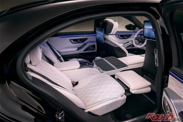 仕事もエンタメもできる贅を尽くしたリアシート。