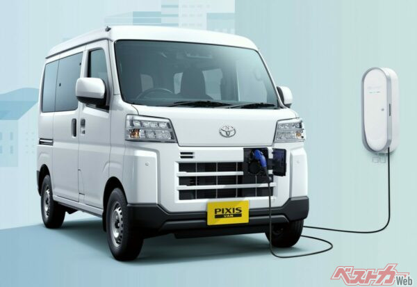 同時発表となったトヨタピクシスデラックス。ダイハツからOEM供給される。価格はe-ハイゼットカーゴと同じ314万6000円（4シーターのみ）