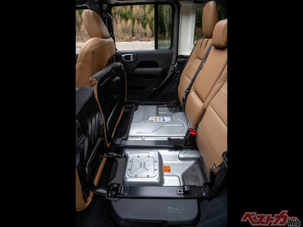 後席座面下に格納されたリチウムイオンバッテリー