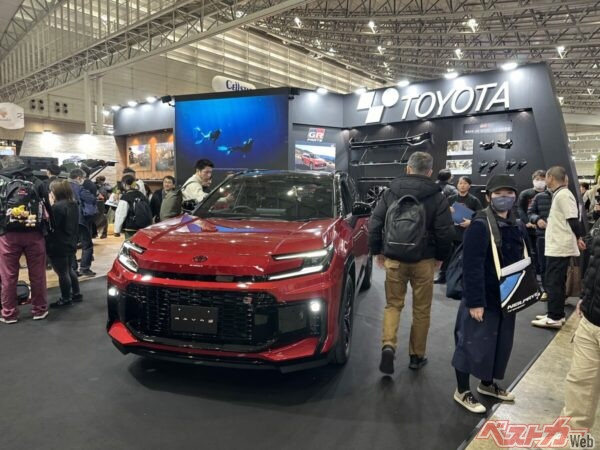 見た目もバッチシかっこいいRAV4 GRスポーツ。背面には使用パーツが掲げられている