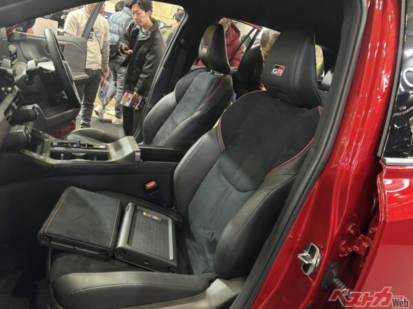 スエード生地は高級スポーツ感を高めてくれる