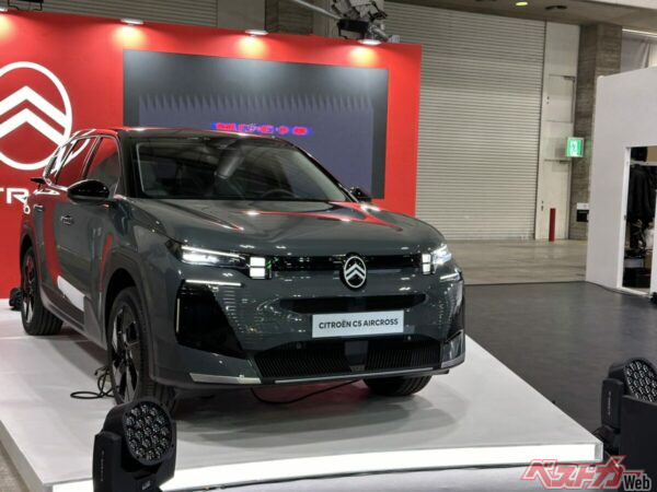 新型は、C3やC4と同様、シトロエンのエンブレムがしっかりサークルのなかに描かれている