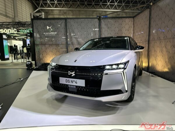 コンパクトながらその洗練されたデザインにより高級感も迫力も十分なDS N°4