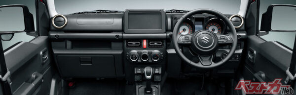 内装デザインに大きな変更はないがメーターの液晶部分がカラー化!!!